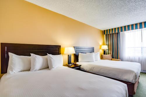 Standard Queen Room with Two Queen Beds image 2