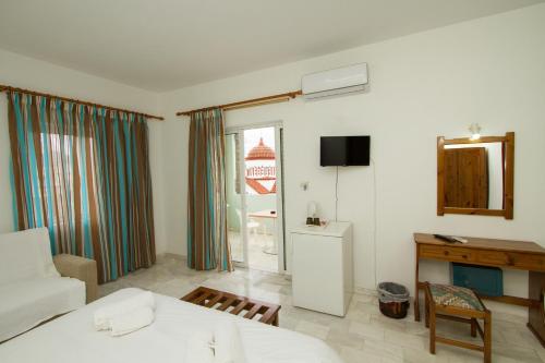 Revekka Rooms Set in a prime location of Kissamos, Revekka Bed & Breakfast puts everything the city has to offer just outside your doorstep. Both business travelers and tourists can enjoy the hotels facilities and