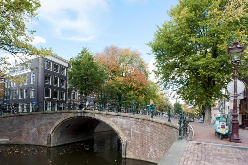 JoyJoyJoy the White Wilde ecolicious studio in a historic Canalhouse from 1799 with terrace at the canals, Amsterdam (photo 10)