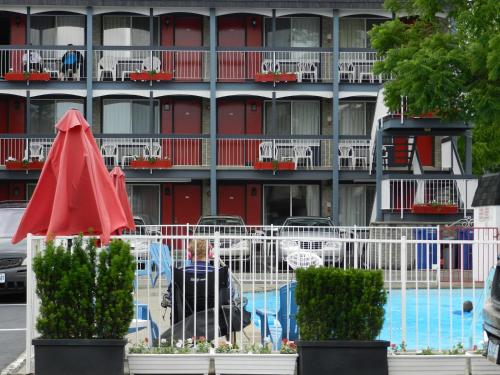 hotels with free parking in niagara falls canada