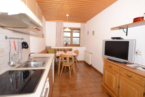 Kitchen, Weinbachbauer - Urlaub am Bauernhof in Strobl