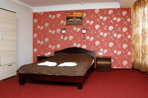1 queen bed, 1 sofa bed