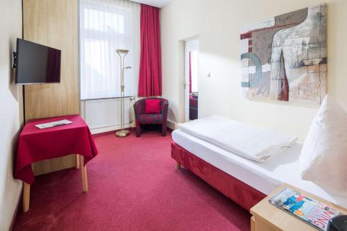 Single Room image 7