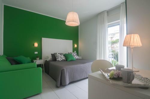 1 queen bed, 1 sofa bed