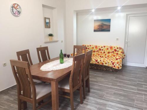  Apartment Laura, Ferienwohnung in Podstrana