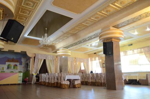 Restorāns, Golden Palace in Dubove