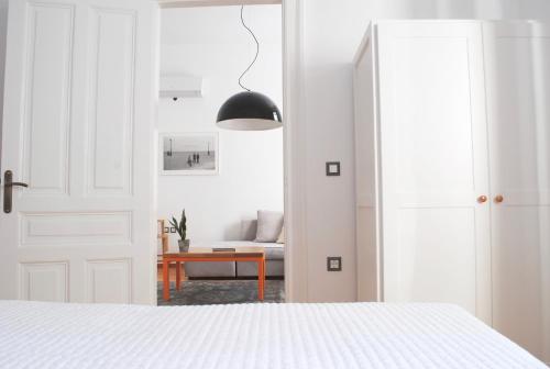 One-Bedroom Apartment with Street View image 7