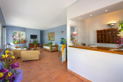 Iris Hotel - image 7