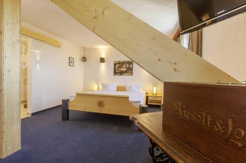 1 queen bed, 1 sofa bed