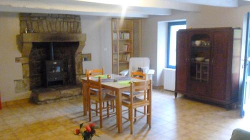 Iekārtas, maison a locrio in Guern