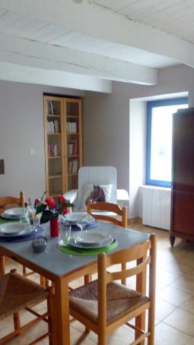 Iekārtas, maison a locrio in Guern