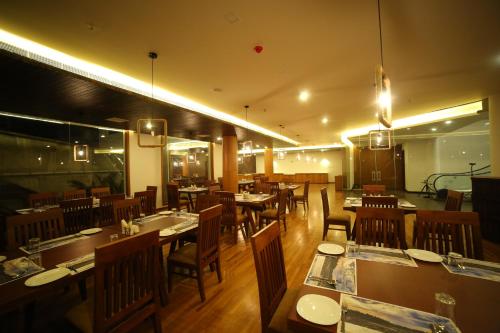 Étterem, Woodies Bleisure Hotel in Chalappuram