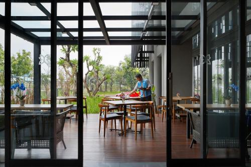 Restaurant, BATIQA Hotel Jababeka Cikarang in Cikarang