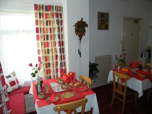 Shared lounge/TV area, El Tabora Guest House in Saint Peter Port