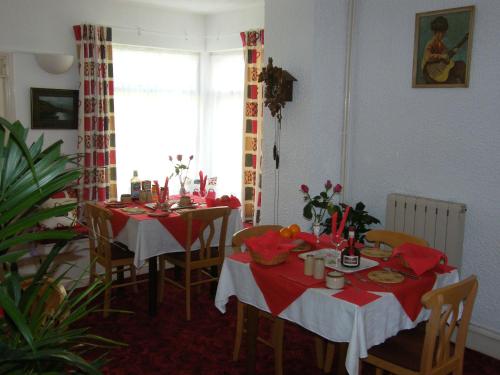 Shared lounge/TV area, El Tabora Guest House in Saint Peter Port