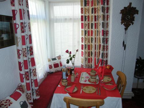 Shared lounge/TV area, El Tabora Guest House in Saint Peter Port