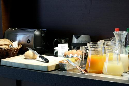 Square Hotel - image 8