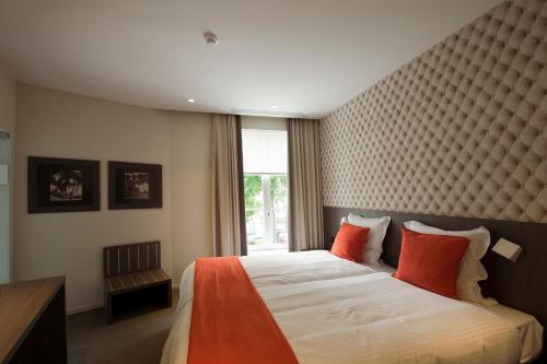 1 queen bed, 1 twin bed