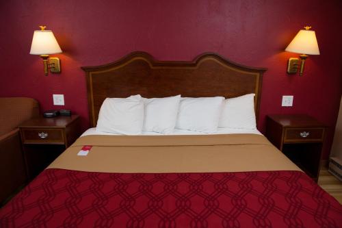 1 king bed, 1 sofa bed