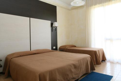 1 queen bed, 1 twin bed