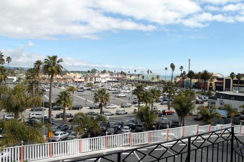 Fireside Inn By The Beach Boardwalk & Bowling