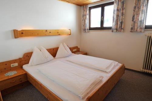1 queen bed, 1 sofa bed