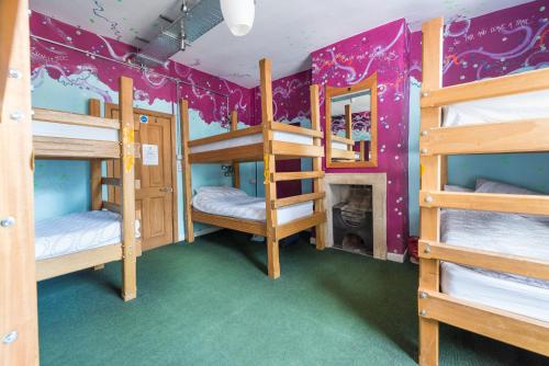 The Full Moon Backpackers Room Type - Bed in 8-Bed Mixed Dormitory Room sleeps 8