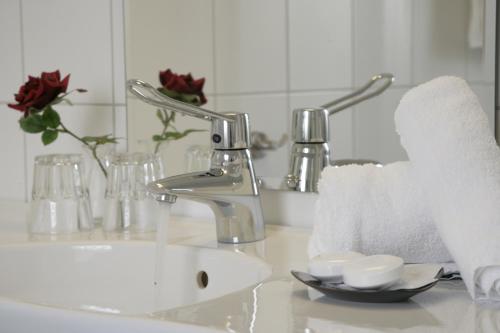 Brattvåg Fjordhotell - image 6