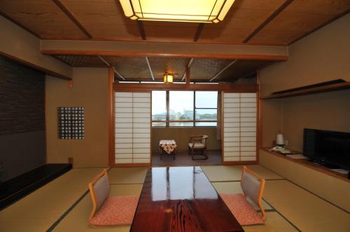 湖畔の宿 森本