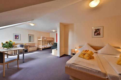 1 queen bed, 1 bunk bed