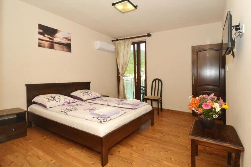 Deluxe Double Room with Side Sea View