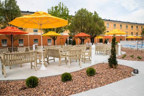 Cedar Point's Express Hotel - image 12