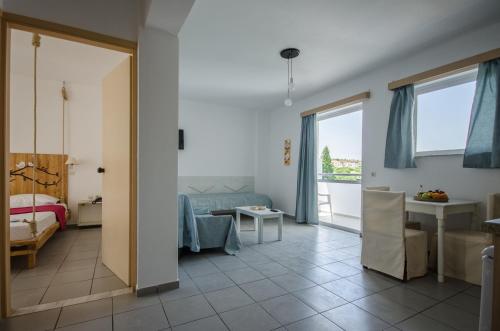 Superior One-Bedroom Apartment with Mountain View image 1