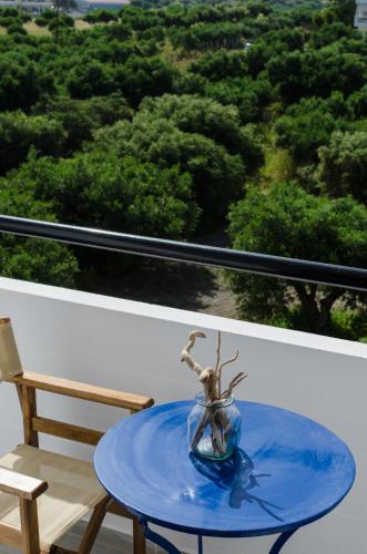 Superior One-Bedroom Apartment with Mountain View image 3