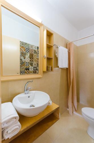 Superior One-Bedroom Apartment with Mountain View image 9