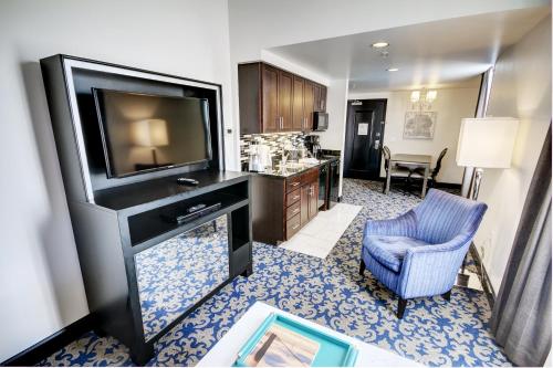 One-Bedroom Suite image 5