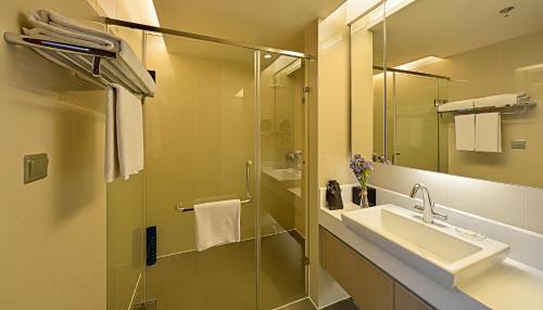 One-Bedroom Deluxe Apartment with one breakfast image 5