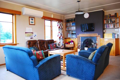 Közös társalgó / TV, Surat Bay Lodge by the Sea/Backpackers Hostel in Owaka