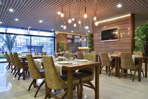 ห้องอาหาร, The Elegant Hotel in เอยูป