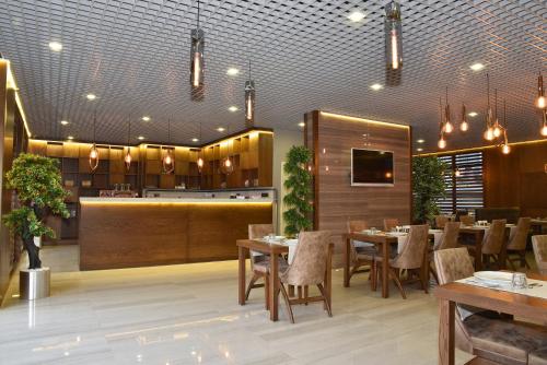 ห้องอาหาร, The Elegant Hotel in เอยูป