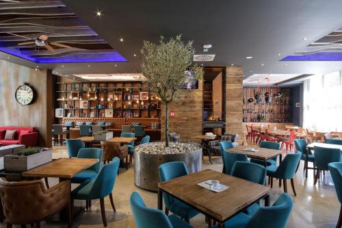 餐厅, SL Industry Hotel in 特雷比涅