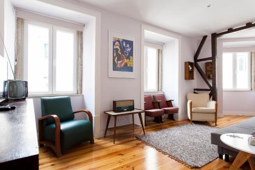  ALTIDO Vintage 2BR Apt in Chiado, nearby Rossio train station, Pension in Lissabon