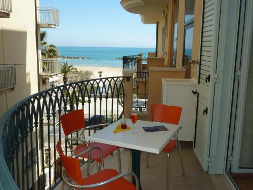 Two-Bedroom Apartment with Sea View room in Beaurivage