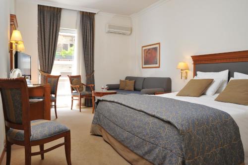 1 king bed, 1 twin bed