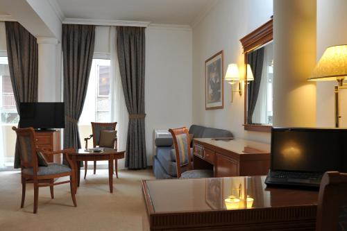 Athens Atrium Hotel & Jacuzzi Suites - image 13