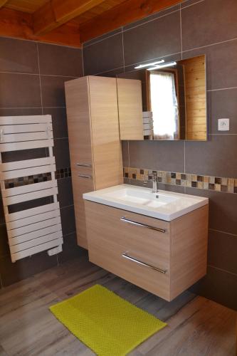 Bathroom, Ski et rando Sancy Chalet 6 Pers 20 min de Superbesse in La Tour-d'Auvergne