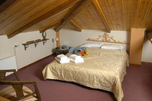 1 double bed, 2 twin beds