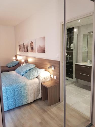1 double bed, 1 twin bed