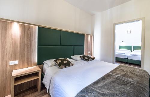 1 queen bed, 1 twin bed