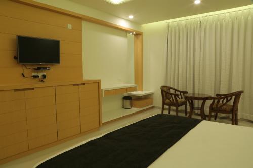 Hotel Roma Kristo Located in Narsang Tekri, Hotel Roma Kristo is a perfect starting point from which to explore Dwarka. The property features a wide range of facilities to make your stay a pleasant experience. Service-